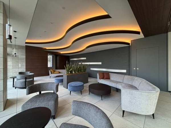 【設備】 | 【オーナーズラウンジ】ゆったりとしたソファに腰かけ、ご歓談やお待ち合わせのひと時をお過ごしください。