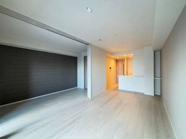 【居間・リビング】 | 【リビングダイニング】たくさんの陽が差し込み、お部屋全体がとても明るく、暖かみある空間です！