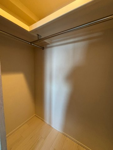 【収納】 | 【収納】約5.5帖の洋室にあるウォークインクローゼット☆