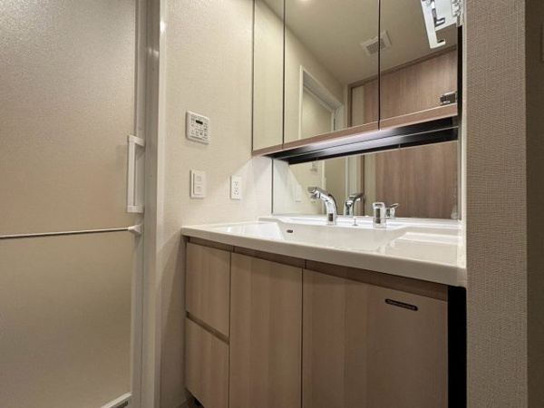 【独立洗面台】 | 【独立洗面台】三面鏡裏収納でたっぷり収納でき洗面台をキレイに保てます☆