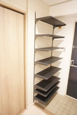 シャトー第二八戸ノ里（リノベーション済）の玄関|可動棚で空間を有効活用した玄関