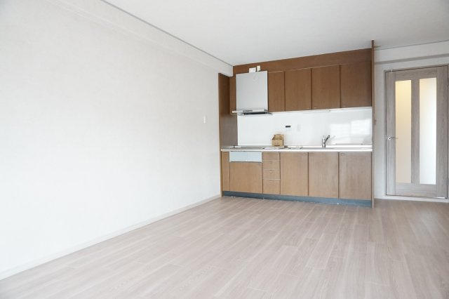 シャトー第二八戸ノ里のキッチン|開放感のある明るいオープンキッチン