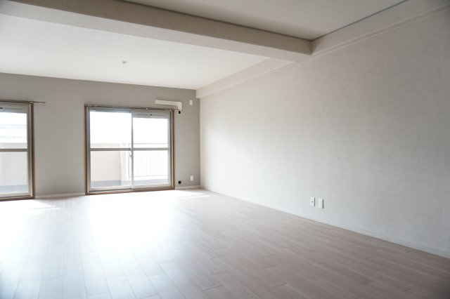 シャトー第二八戸ノ里の居間・リビング|南向きの約26帖LDKは家具を置いても余裕のある広さ