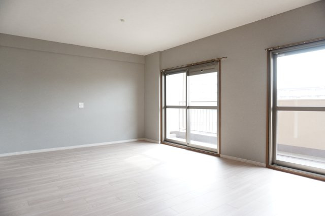 シャトー第二八戸ノ里の居間・リビング|太陽光が自然な明るさで照らしてくれる心地良いリビング