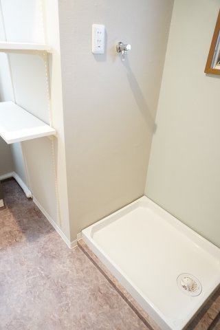 シャトー第二八戸ノ里の独立洗面台|洗濯パンも交換済でスッキリした空間