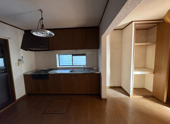 西岡本７丁目　中古戸建の居間・リビング