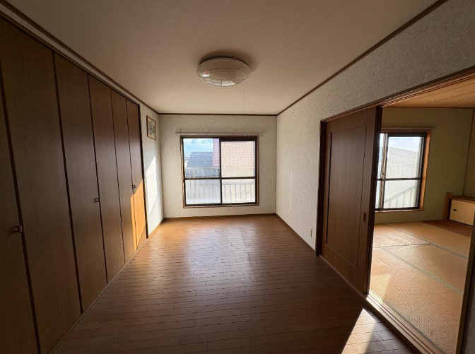 西岡本７丁目　中古戸建の洋室|２階中央洋室