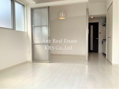 【居間・リビング】 | ロッカベラアパートメント | 広々11帖のリビングです♪