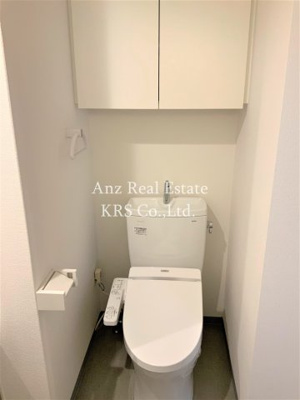 【トイレ】 | ロッカベラアパートメント | うれしい温水洗浄便座♪上に棚があって便利！