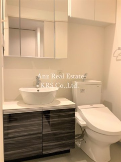 【洗面所】 | ロッカベラアパートメント | 便利な三面鏡のドレッサーです♪