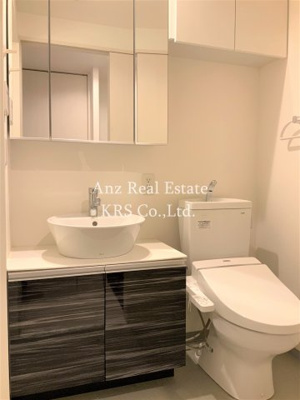 【洗面所】 | ロッカベラアパートメント | 便利な三面鏡のドレッサーです♪