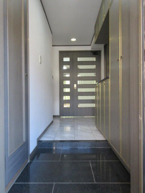 ライオンズマンション春日ガーデンの玄関