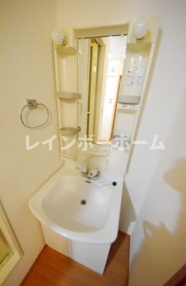 グランデ十番館の独立洗面台|※別部屋参照写真となります。