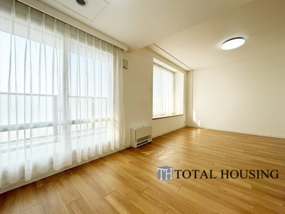 【居間・リビング】 | パーク・シティ大谷地Dコート | 家族みんなが爽やかに健やかに過ごせるように、溢れる光をたっぷり取り込んだリビングダイニング。集いの場、憩いの場としての快適性を求めたやすらぎの空間です。