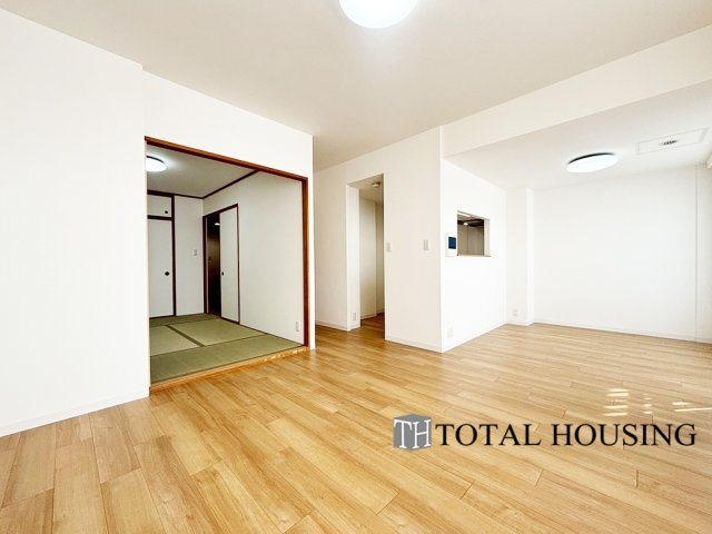 【居間・リビング】 | パーク・シティ大谷地Dコート | LDKに隣接する和室は、襖を開放すればLDKと繋がります。夜間は個室にスイッチすることも可◎ご家族のライフステージに合わせた空間を創ることができる便利なお部屋です！