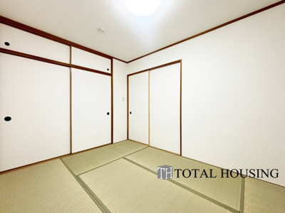 【和室】 | パーク・シティ大谷地Dコート | 和室　約6.0帖
一室和室が備わっています。畳の香りと落ち着いた雰囲気が魅力で、リラックスした時間を過ごせます。和の趣を感じる特別な空間をお楽しみください。