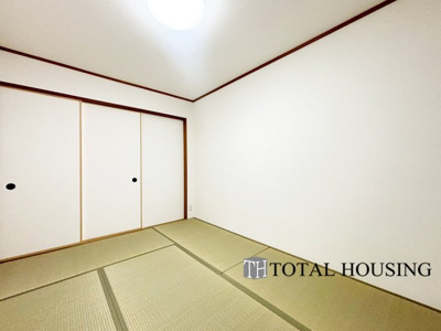 【和室】 | パーク・シティ大谷地Dコート | 和室　約6.0帖
LDKと隣接した和室は、リビングから目が届く場所なので、お子様の遊び部屋・お昼寝スペースとして使うのもオススメです♪