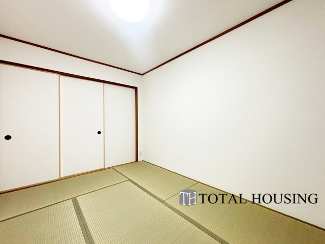 【和室】 | パーク・シティ大谷地Dコート | 和室　約6.0帖
LDKと隣接した和室は、リビングから目が届く場所なので、お子様の遊び部屋・お昼寝スペースとして使うのもオススメです♪