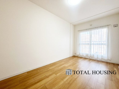 【洋室】 | パーク・シティ大谷地Dコート | 洋室　約7.1帖
開放的なバルコニー直結のお部屋です。大きな窓はお日様の光をたっぷり取り込み、明るく癒されるプライベートルームになりそうです。