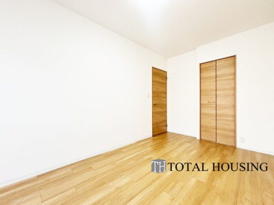 【洋室】 | パーク・シティ大谷地Dコート | 洋室　約7.1帖
心と体をゆったりと安らげる洋室。お部屋のゆとりが大きい分だけ、暮らしの安らぎは深まります。次の日を心地よく迎えたいから、頑張った自身の心と体を労わる設計へ。