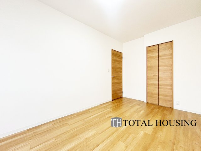 【洋室】 | パーク・シティ大谷地Dコート | 洋室　約7.1帖
心と体をゆったりと安らげる洋室。お部屋のゆとりが大きい分だけ、暮らしの安らぎは深まります。次の日を心地よく迎えたいから、頑張った自身の心と体を労わる設計へ。