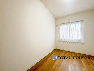 【洋室】 | パーク・シティ大谷地Dコート | 洋室　約5.1帖
充分な広さと収納機能を備えた部屋はお子様の自発性と成長を促します。お子様の成長を支える、勉強や好きなことに没頭する学びの空間にどうぞ。