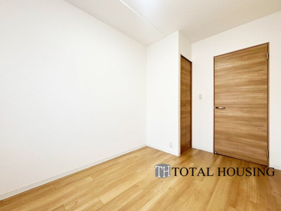 【洋室】 | パーク・シティ大谷地Dコート | 洋室　約5.1帖
家族構成やライフスタイルに合わせて、多目的にお使いいただけます。優しい色合いの木目調のフローリングが空間にアクセントをもたらしお洒落な室内です。