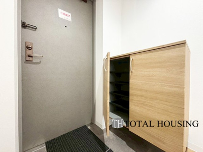 【玄関】 | パーク・シティ大谷地Dコート | 落ち着いた雰囲気の玄関は大切なお客様を迎えるのに最適です。毎日の外出や帰宅の際にも気持ちを落ち着かせてくれる空間である事間違いないですね。