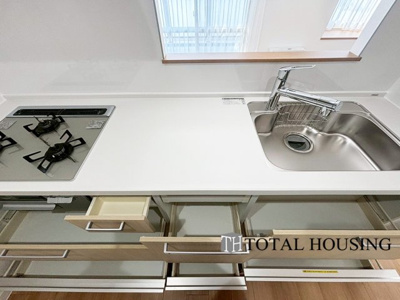 【キッチン】 | パーク・シティ大谷地Dコート | 毎日料理をする、料理が好き、家族が多くて量を作る必要がある、等の方々にとっては必須の３口コンロ。同時進行で効率アップはもちろん鍋を移動する回数が減り、無駄な動きを軽減することが出来ます。