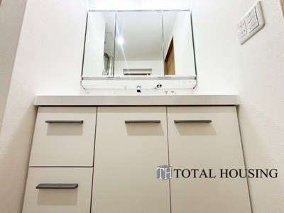 【独立洗面台】 | パーク・シティ大谷地Dコート | 一日の始まりの朝、歯磨きをしたりメイクや髪をセットしたり・・・使いやすさが考えられた3面鏡です♪シャワー付水栓で洗面台でのシャンプーや毎日の掃除に大変便利ですね♪