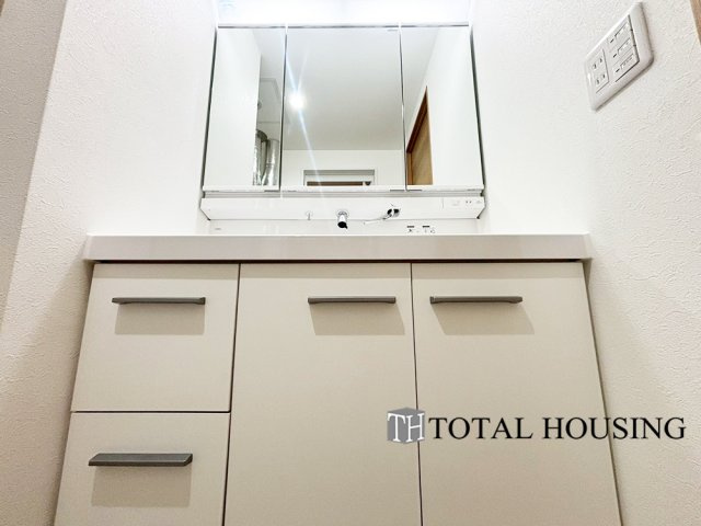 【独立洗面台】 | パーク・シティ大谷地Dコート | 一日の始まりの朝、歯磨きをしたりメイクや髪をセットしたり・・・使いやすさが考えられた3面鏡です♪シャワー付水栓で洗面台でのシャンプーや毎日の掃除に大変便利ですね♪