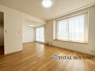 【居間・リビング】 | パーク・シティ大谷地Dコート | 南西向きに大きく開いた窓からは、明るい陽射しが射し込みます。
爽やかな風が吹き抜ける心地良いリビングには、自然と家族が集まります。