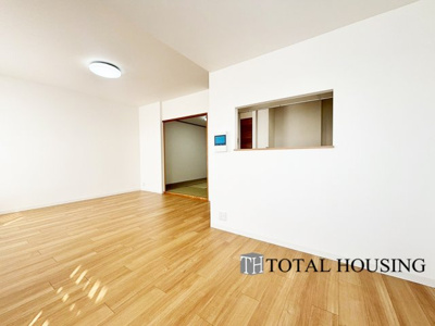 【居間・リビング】 | パーク・シティ大谷地Dコート | 約15.3帖の広々としたリビングが魅力的♪日当たりもよく居心地の良い空間です。家族とのコミュニケーションが自然と弾むような仕様は、住む人に笑顔をという想いが込められています。