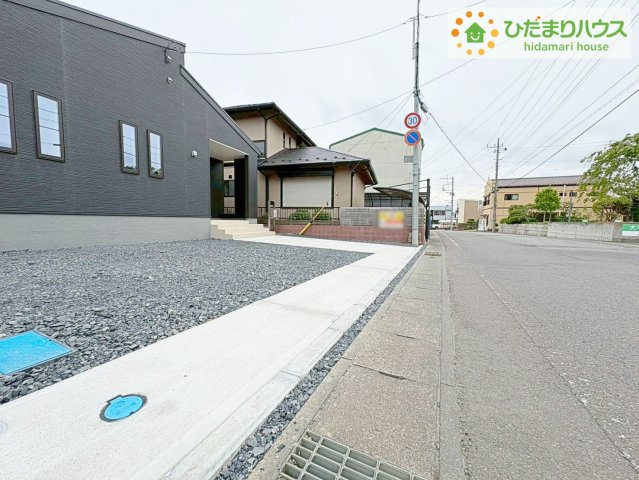 ひたちなか八幡町2期　新築戸建の前面道路含む現地写真|マイホームなら駐車場代がかかりません。しかも、自宅の駐車場で洗車ができます！今までコイン洗車に行っていた手間も省けて、節約にもつながります(^^♪