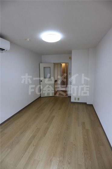 【居間・リビング】 | エスタイル天保山 | ゆったり過ごせる居間です