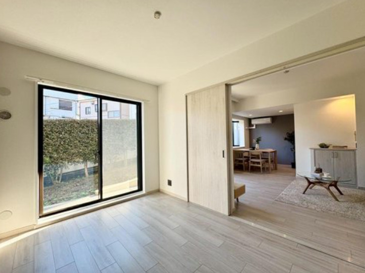 ガーデンズ綱島スカイウイングの洋室|南西向き×前面棟なしで朝から明るいリビングダイニング
