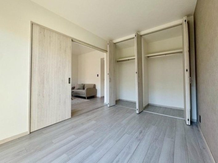 ガーデンズ綱島スカイウイングの洋室|天井まであるクローゼット付きは収納に嬉しい限りですね。