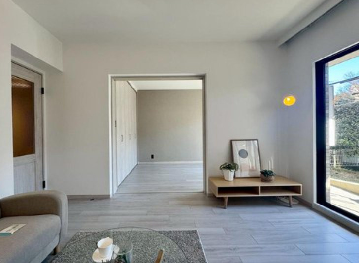 ガーデンズ綱島スカイウイングの居間・リビング|家具配置に困らない12.8帖の広さがあり、お掃除もしやすそう。