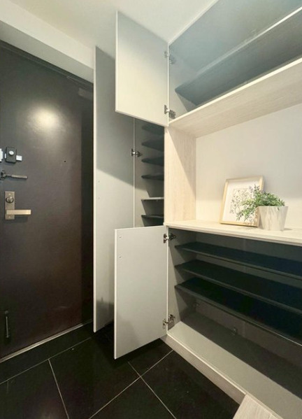 ガーデンズ綱島スカイウイングの玄関|玄関に収納棚が天井まである大型収納付き！
