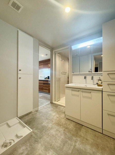 ガーデンズ綱島スカイウイングの独立洗面台|独立洗面台、小物を置くことができて便利です
リノベーション済の２LDKの水回りは新しく清潔感がありますね
