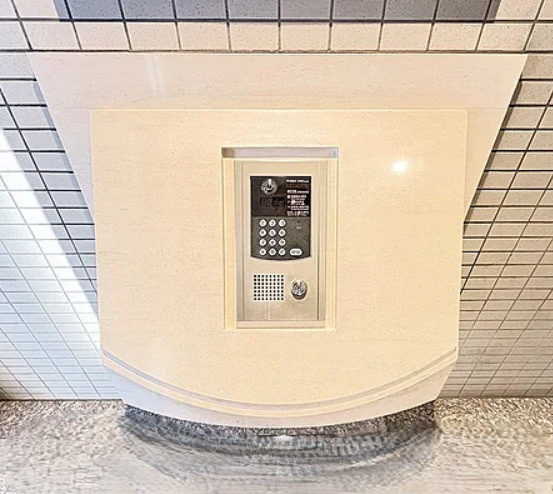 ガーデンズ綱島スカイウイングの防犯設備|ロビーテレビモニター付きインターフォンなので、急な来客時の家族の安全にも役に立つ設備です♪。