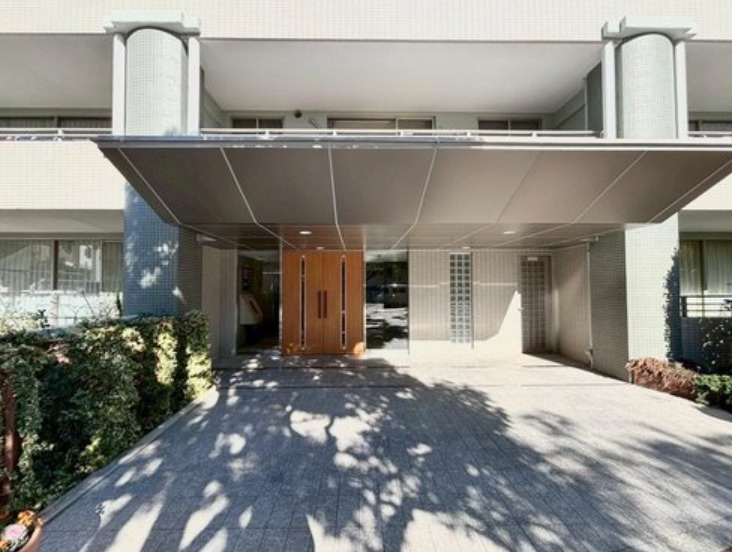 ガーデンズ綱島スカイウイングのエントランス|エントランスから徒歩圏内にお買い物便利！