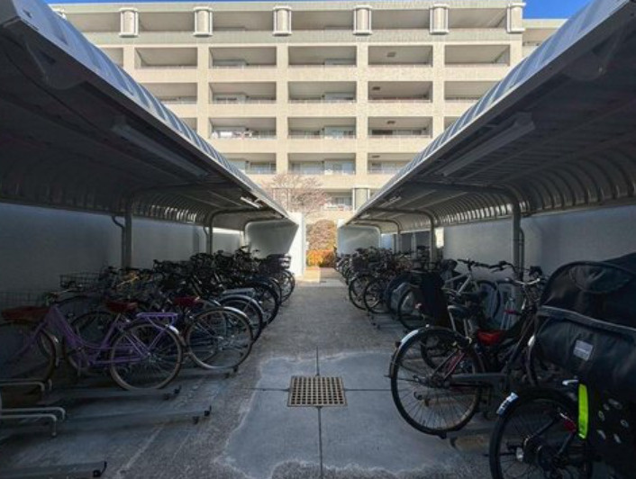 ガーデンズ綱島スカイウイングの駐輪場|屋根付きの駐輪スペースを完備。
