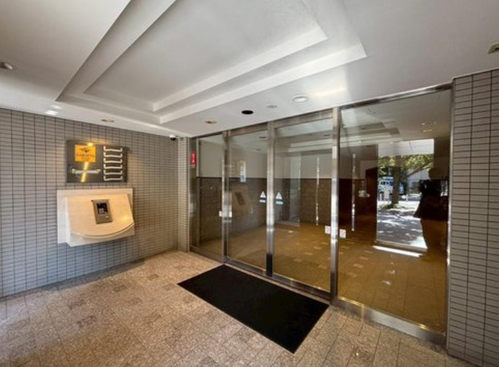 ガーデンズ綱島スカイウイングのエントランス|管理形態は日勤なので安心ですね