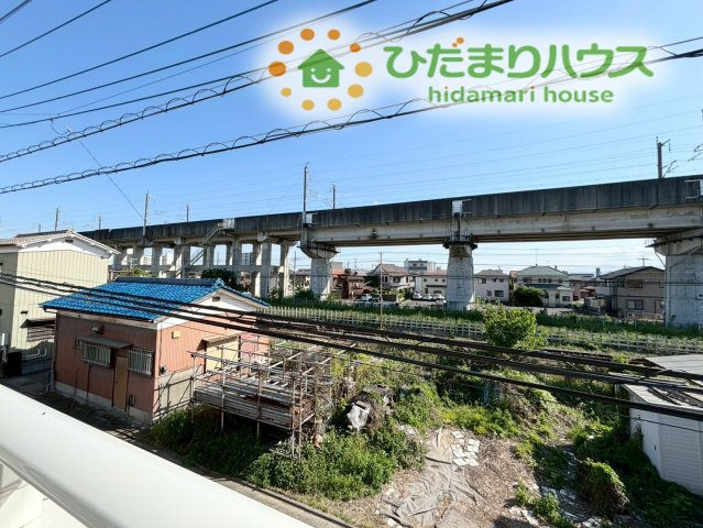 熊谷市本石　新築一戸建て　グラファーレ　01の展望|バルコニーからの心地よい景色が広がる展望です！周囲に高い建物がないため、視界が遮られることなく遠くまで見渡すことができます。お洗濯物を干す際や、ほっと一息つきたい時に爽やかな開放感を味わえます。