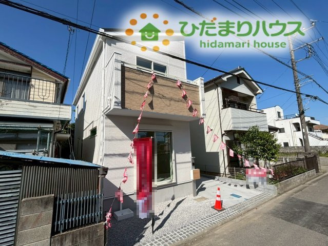 熊谷市本石　新築一戸建て　グラファーレ　01の外観|周辺の街並みに調和する落ち着いたデザインの外観です。お家の前面には遮るものがなく、開放的な空間が広がっています！毎日の帰宅時やお出かけの際にも、すっきりとした心地よさを感じられる佇まいです。