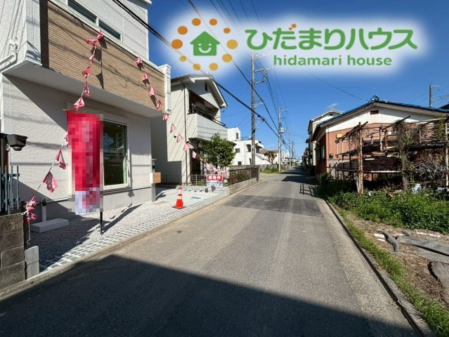 熊谷市本石　新築一戸建て　グラファーレ　01の前面道路含む現地写真|お車の運転が苦手な方でも焦らずに駐車ができる、ゆとりある幅員の前面道路です。周辺は交通量が少なく落ち着いた環境のため、小さなお子様がいるご家庭でも、毎日の通学や送り迎えの時間を安心して迎えられます♪