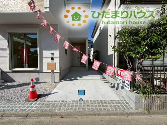 熊谷市本石　新築一戸建て　グラファーレ　01の駐車場|玄関すぐ前に駐車できるゆとりのあるカースペースです。小さなお子様をチャイルドシートに乗せる際も、ドアを大きく開けてスムーズに作業ができます！自転車や三輪車などを置くスペースとしても重宝します♪