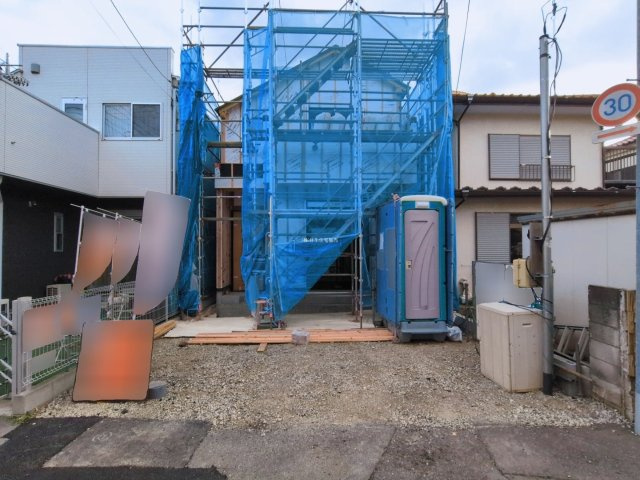 富士見市上沢３丁目の新築一戸建の外観|お車は並列で２台駐車できますので、セカンドカーやお客さま用のお車も出し入れが楽々です。