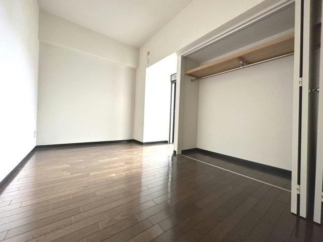 ブルーエスの洋室